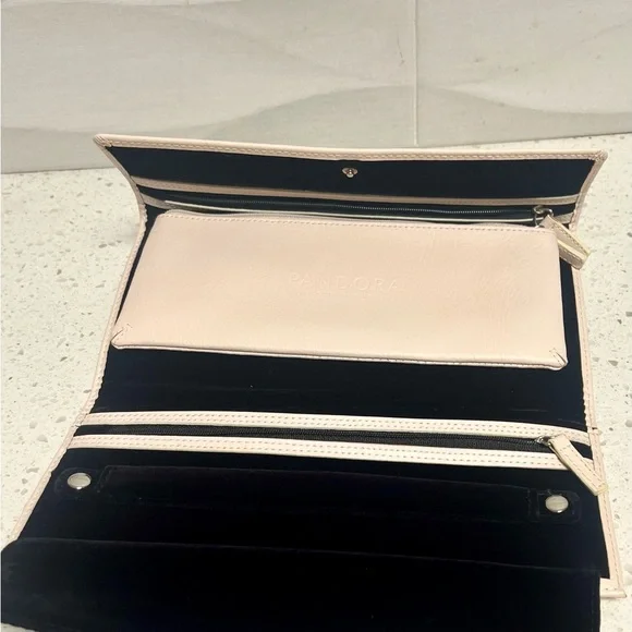 Pandora "Unforgettable Moments" travel‎ jewelry case - Picture 8 of 9